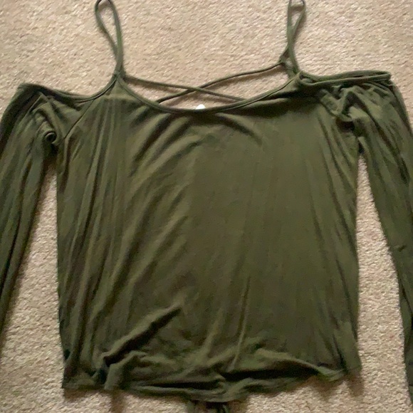 long sleeve w/ shoulder cut outs & crisscross - Picture 3 of 3
